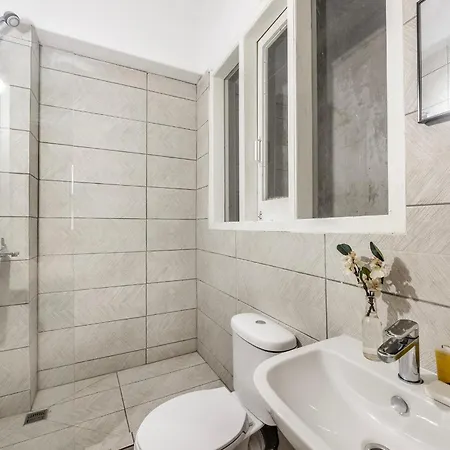 Queen Regina Apartment *