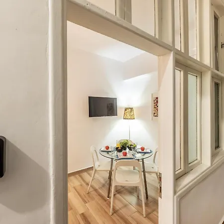 Queen Regina Apartment *