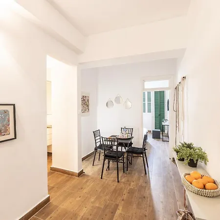 Queen Regina Apartment