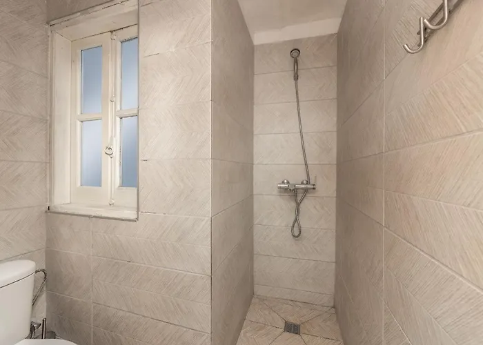 Queen Regina Daire *